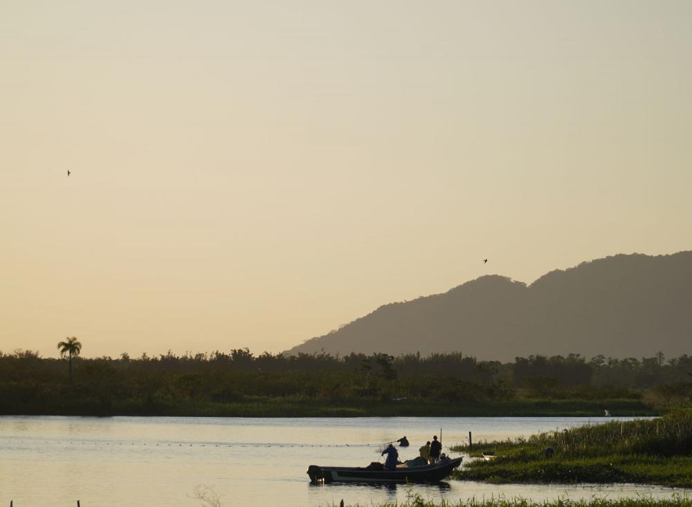 Pescadores no Rio Ribeira de Iguape. Foto: Fagner Vieira