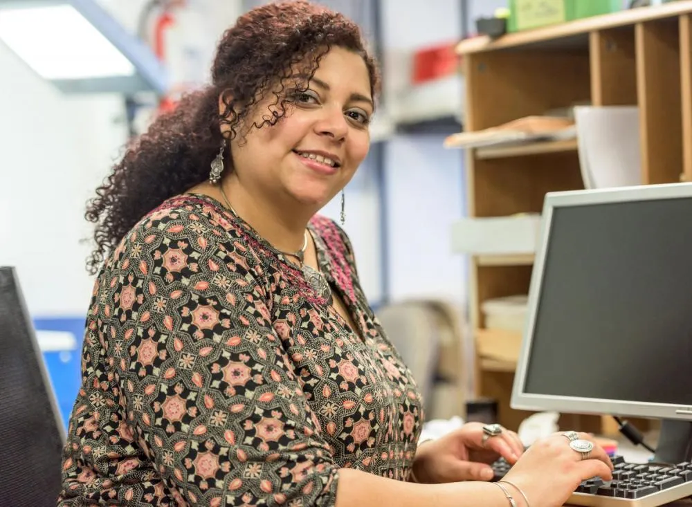 Trabalhe no SESI SENAI como Auxiliar de Secretaria Escolar com remuneração de R$ 1.880,00 para quem tem ensino médio completo / Foto: Divulgação