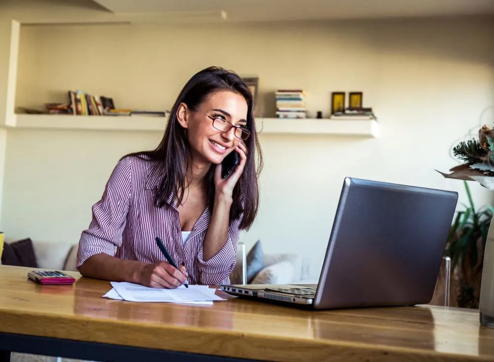 Trabalhe em Casa: vaga Home Office com salário de R$ 2 Mil, bonificações e benefícios CLT