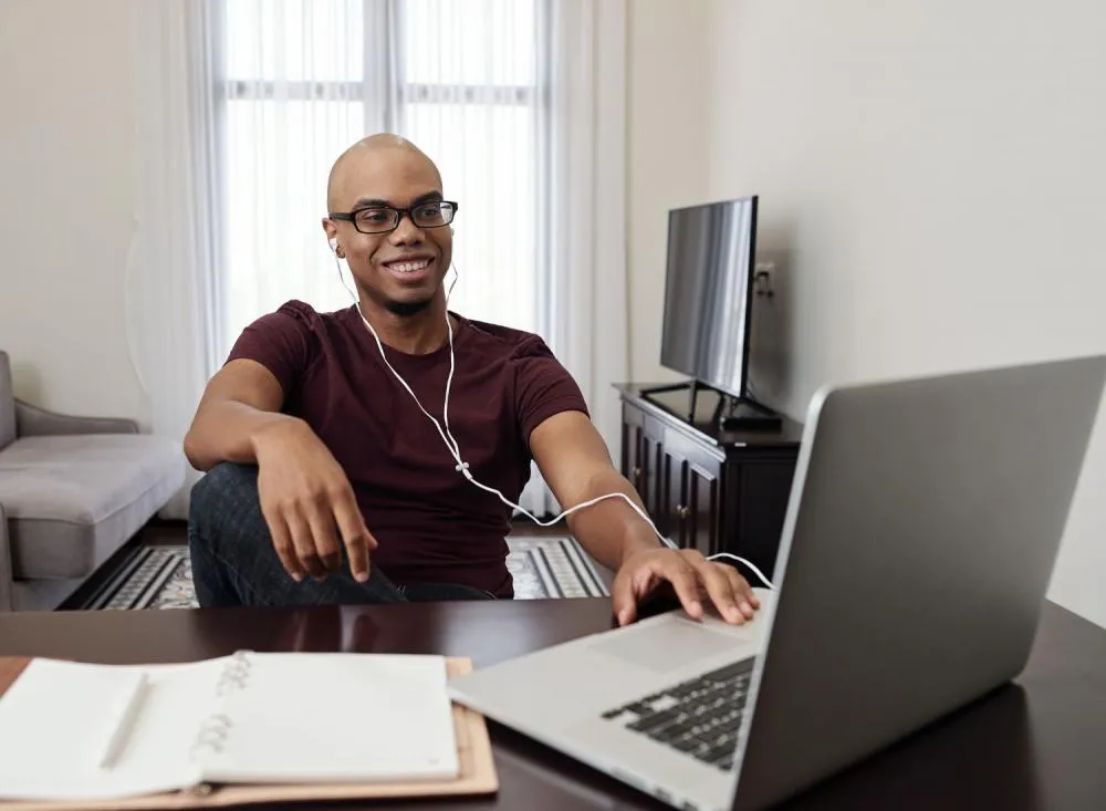 Oportunidade Home Office para analista de atendimento com foco em acessibilidade para ensino médio completo com R$ 892,50 de Vale Refeição