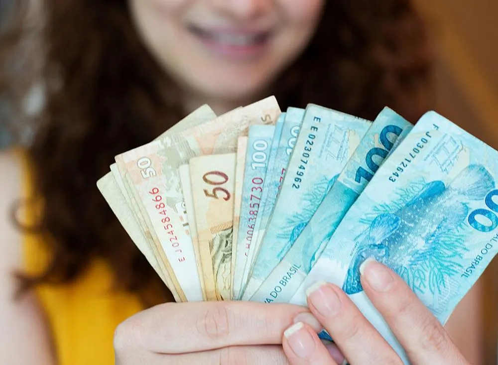 Dinheiro Esquecido: quase 1 milhão de brasileiros têm mais de R$ 1 Mil para receber — confira se você está na lista / Foto: Divulgação