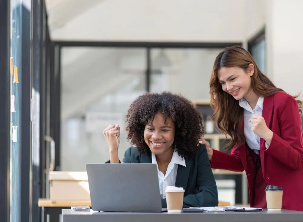 Vaga para Assistente Administrativo com remuneração de R$ 2.462,96 para ensino médio completo / Foto: Divulgação