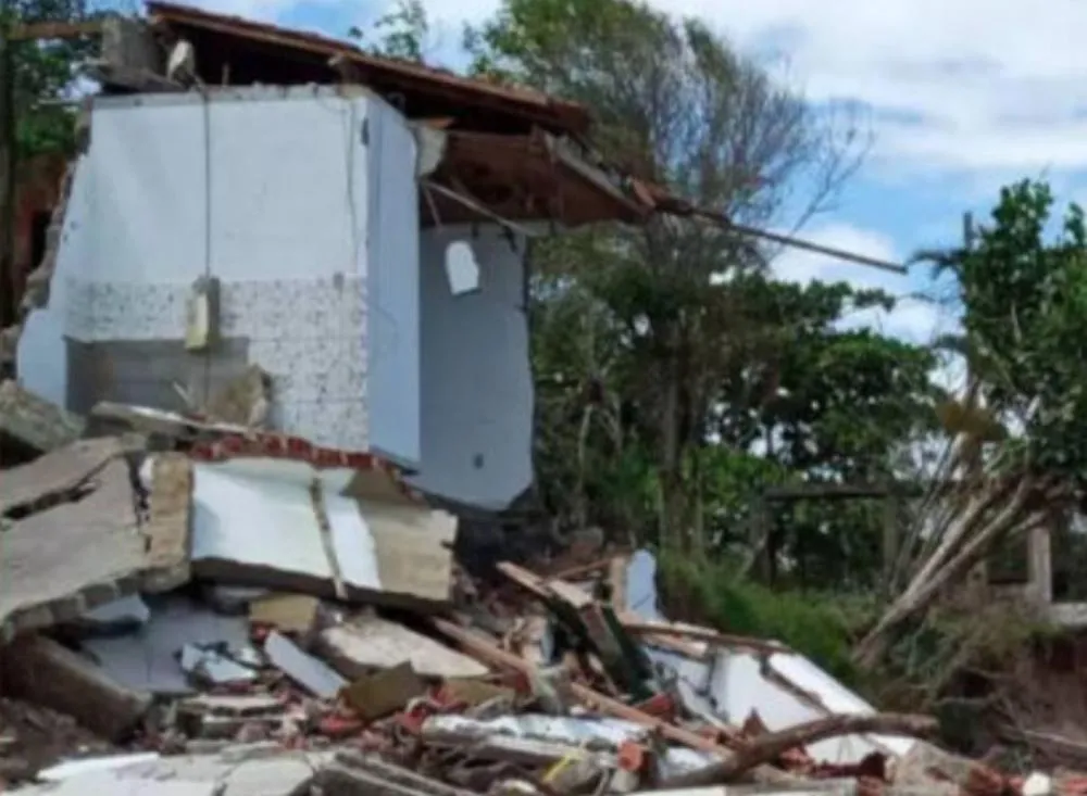 Mudanças na linha costeira impactam construções e vida local em Iguape, no Vale do Ribeira
