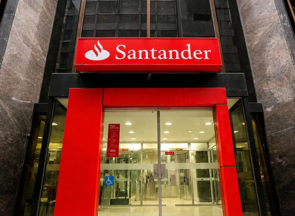Santander abre 354 vagas de emprego no Brasil em novo processo seletivo com inscrições online / Foto: Gerada por IA