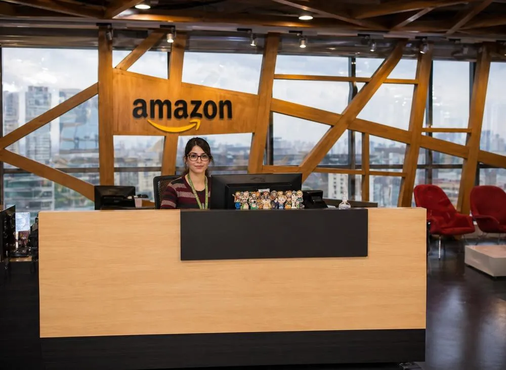 Amazon abre 235 vagas de emprego no Brasil com oportunidades em tecnologia, logística e gestão / Foto: Gerada por IA