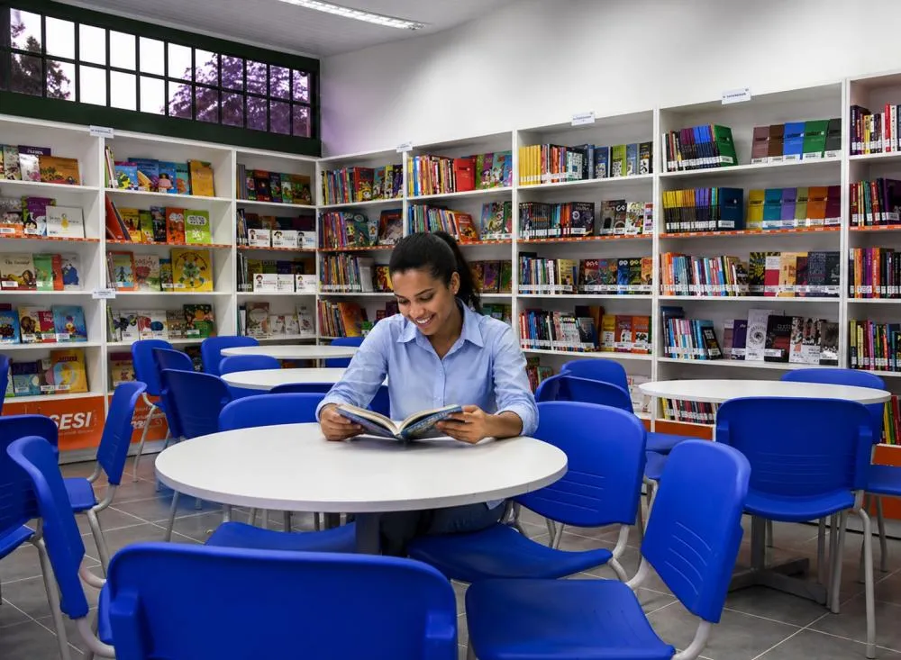 Vagas de emprego para Bibliotecário e Auxiliar de Biblioteca têm salários de até R$ 3,5 mil / Foto: Gerada por IA