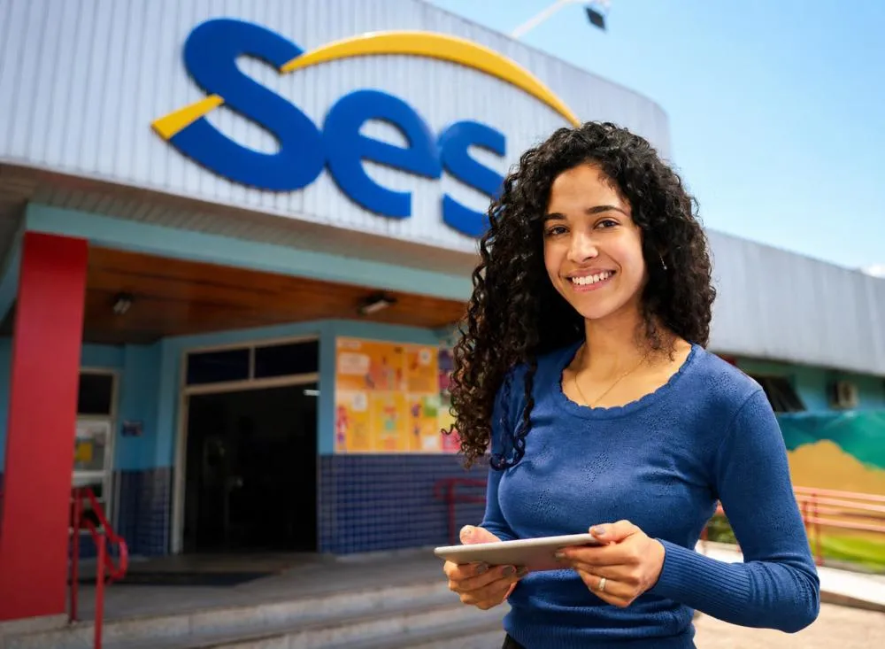 Vaga Jovem Aprendiz no Sesc abre inscrições para jovens entre 14 e 24 anos com salário de R$ 813 / Foto: Gerada por IA