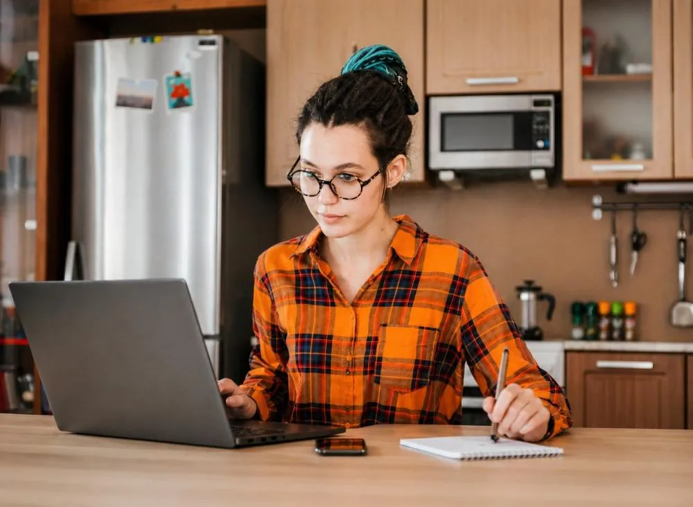 Trabalho Home Office Sem Experiência: veja 7 vagas reais abertas e como conquistar sua primeira oportunidade em 2026 / Foto: Gerada por IA