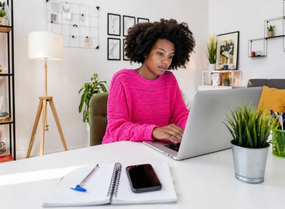 Processo Seletivo com vaga home office sem experiência e paga comissão de até R$ 550 por contratação / Foto: Gerada por IA