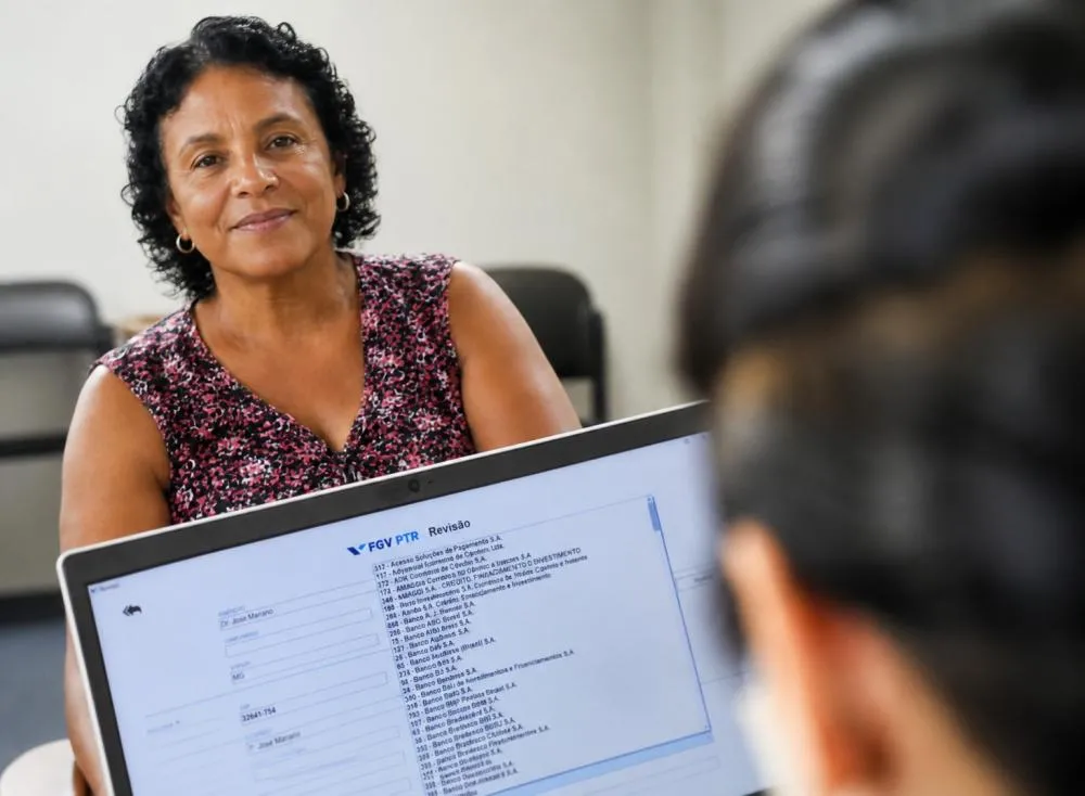 Inscrições abertas para Processo seletivo com vagas de emprego para ensino médio e salários de até R$ 2.400 / Foto: Gerada por IA