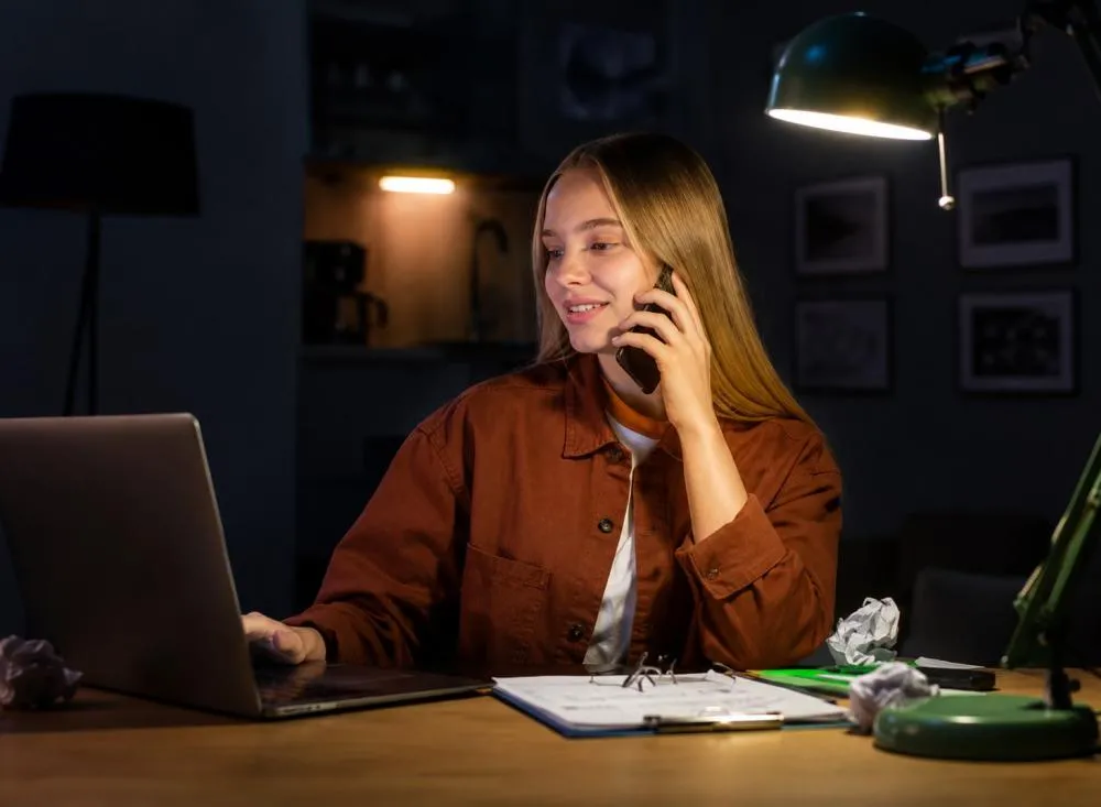 Trabalho remoto noturno de segunda a sexta das 12h às 21h; remuneração de R$ 1.812,00 e mais de mil reais em benefícios / Foto: Gerada por IA