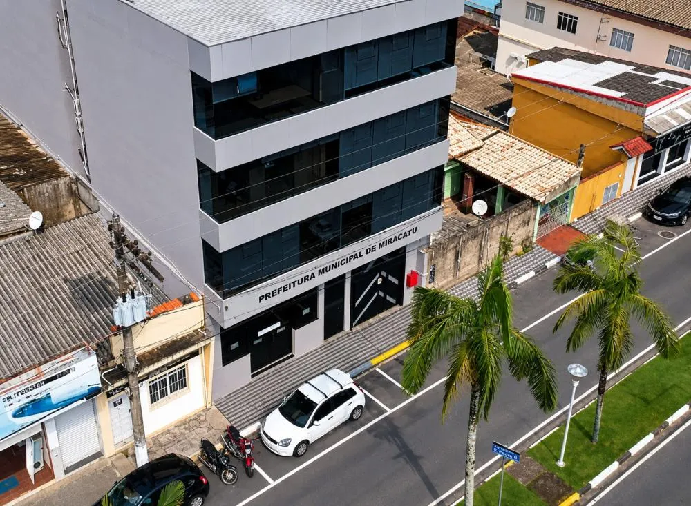 Prefeitura abre processo seletivo com salários de até R$ 10 mil para ensino médio e superior; veja cargos e como se inscrever / Foto: Gerada por IA