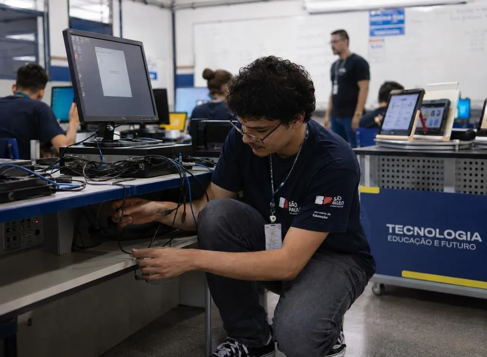 Seduc abre processo seletivo com remuneração de R$ 937,59 para jornada de 30 horas semanais mais auxílio-transporte e auxílio-alimentação / Foto: Gerada por IA