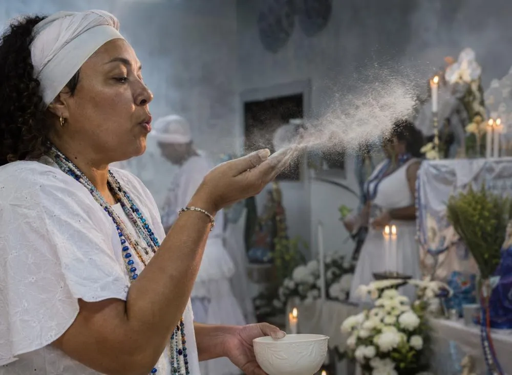 Pó de pemba para que serve? Entenda o significado e como é utilizado na Umbanda / Foto: Gerada por IA