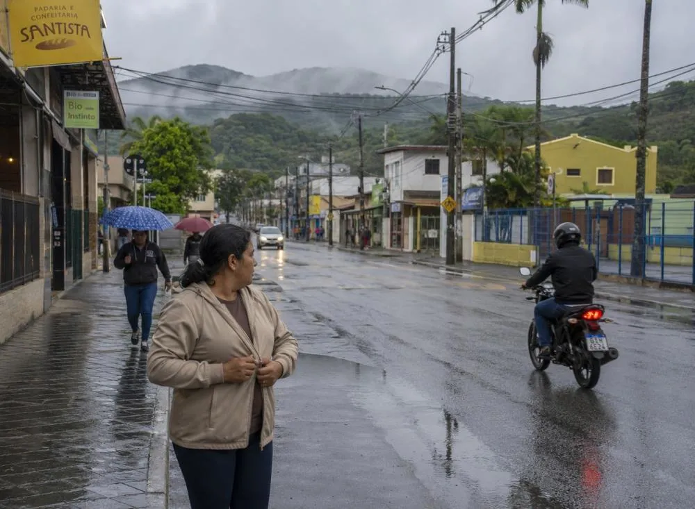 Clima em Miracatu: chuva deve marcar os próximos dias e previsão aponta chegada de frente fria / Foto: Gerada por IA