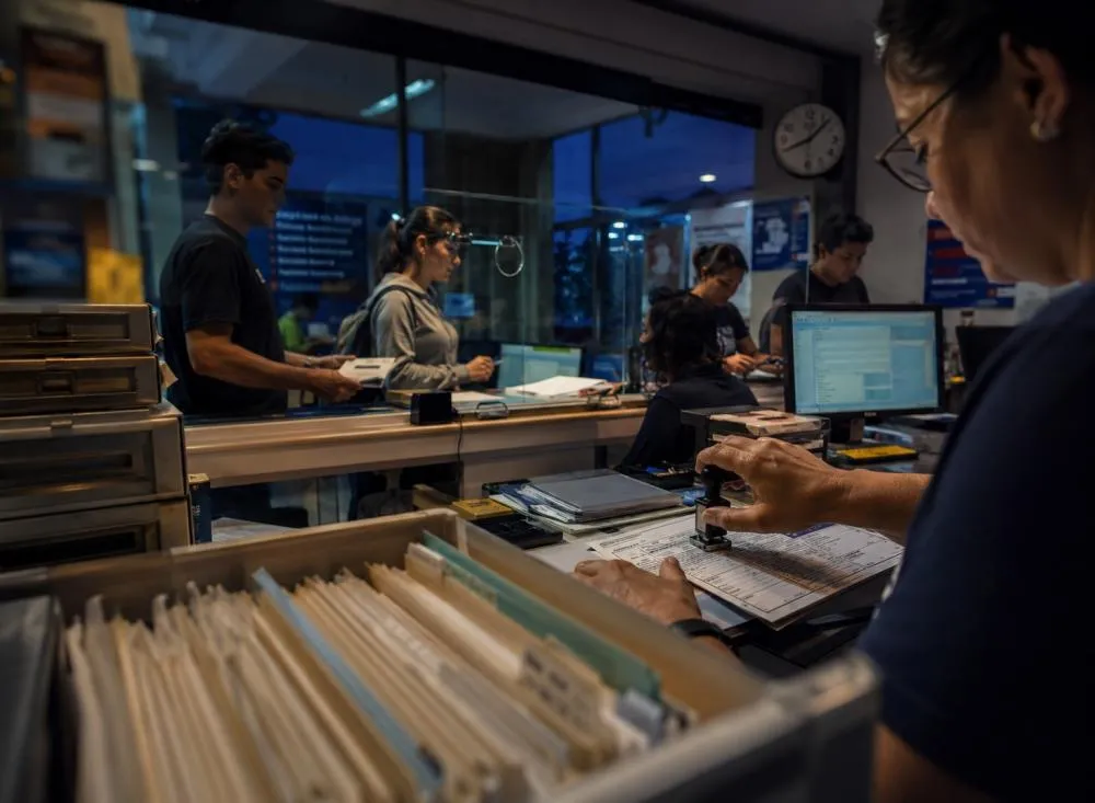 Processo seletivo Auxiliar de Secretaria Escolar SESI SENAI com remuneração de R$ 2.142 para ensino médio completo / Foto: Gerada por IA
