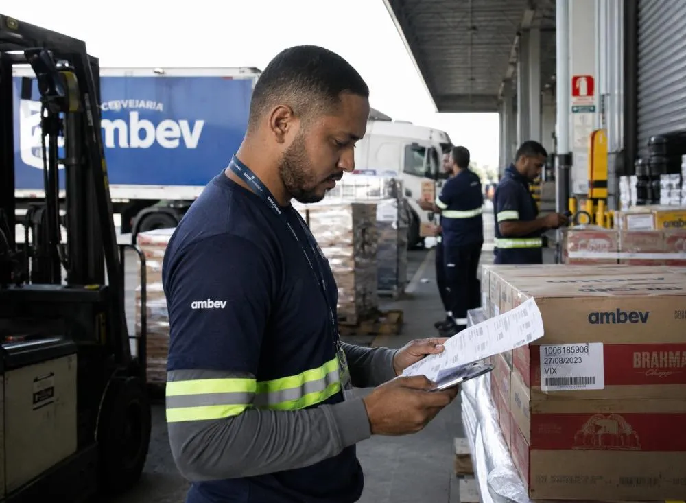Ambev abre 361 vagas de emprego e estágio em diversas áreas; veja como participar / Foto: Gerada por IA