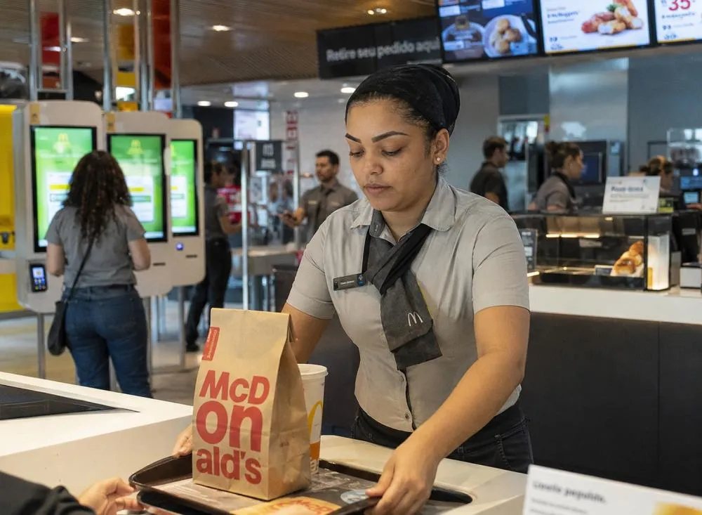 Sem experiência: McDonald's abre vagas para Atendente com salário de R$ 1.980 e plano de carreira / Foto: Gerada por IA