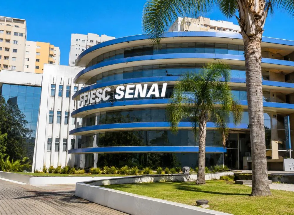 Trabalho Remoto SESI SENAI com remuneração de R$ 7.919,14 abre inscrições para candidatos de todo o Brasil / Foto: Gerada por IA