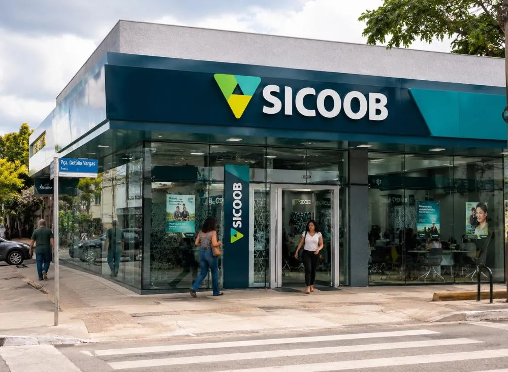 Trabalho remoto e híbrido: Sicoob abre vagas para Assistente Administrativo, Financeiro e Jovem Aprendiz / Foto: Gerada por IA