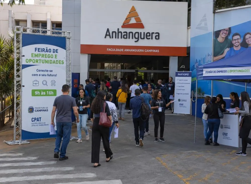 Feirão de Emprego oferece mais de 1,3 mil vagas com salários de até R$ 8,5 mil, veja como participar / Foto: Gerada por IA