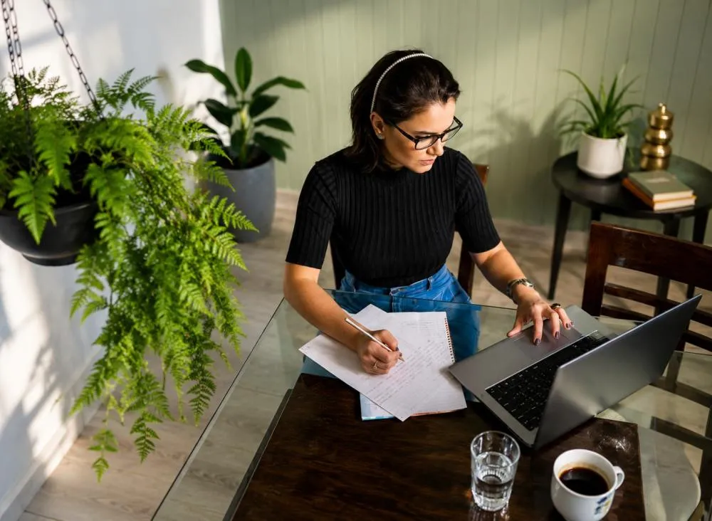Trabalho Remoto: 16 vagas sem experiência para Ensino Médio Completo com salário de R$ 1.621 e auxílio home office / Foto: Gerada por IA