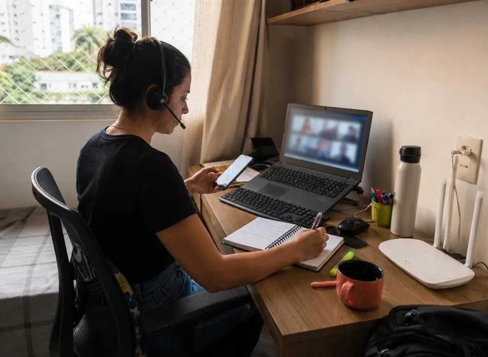 Trabalho remoto, híbrido e home office: novas vagas têm salários de até R$ 9.143 / Foto: Gerada por IA