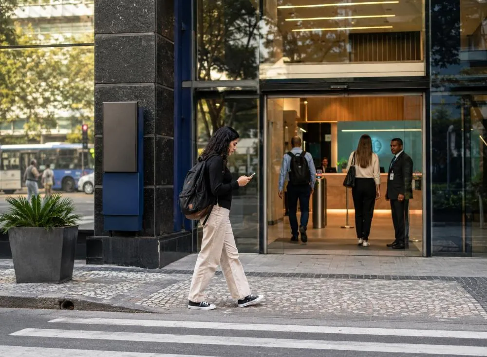 Home office para ensino médio: empresas abrem vagas com salários de até R$ 9.143 e auxílio home office / Foto: Gerada por IA