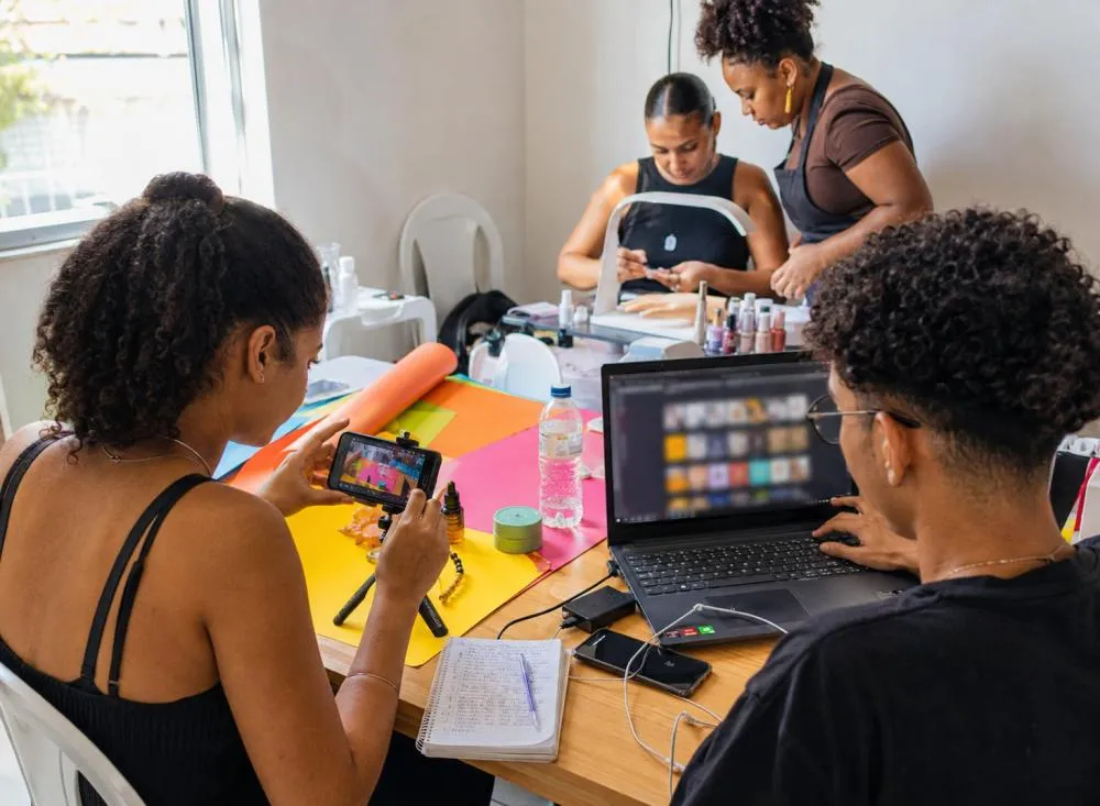 Cursos gratuitos: instituto abre 707 vagas para qualificação profissional e geração de renda em Salvador / Foto: Gerada por IA