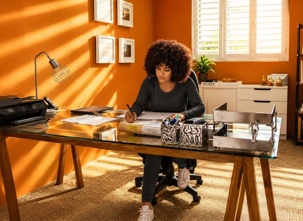 Processo Seletivo abre vagas para Assistente Administrativo em Home Office; ensino médio completo com salário de R$ 2.538 / Foto: Gerada por IA