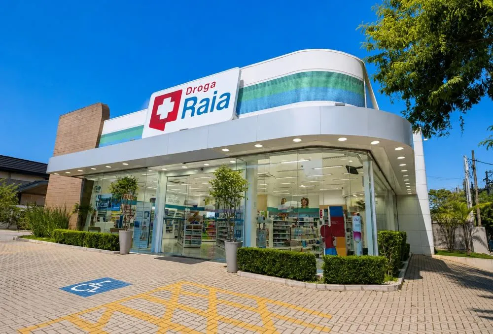 Processo seletivo ensino médio completo sem experiência com 40 vagas para Atendente de Farmácia; salário de R$ 1.963 / Foto: Gerada por IA