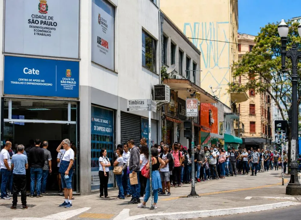 Prefeitura abre processo seletivo com 1.600 mil vagas e salários de até R$ 5,8 mil; veja como participar / Foto: Gerada por IA