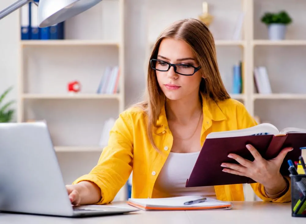 Teletrabalho de segunda a sexta das 19h às 22h: SESI SENAI abre processo seletivo com vaga home office com salário de R$ 39,57/hora / Foto: Gerada por IA