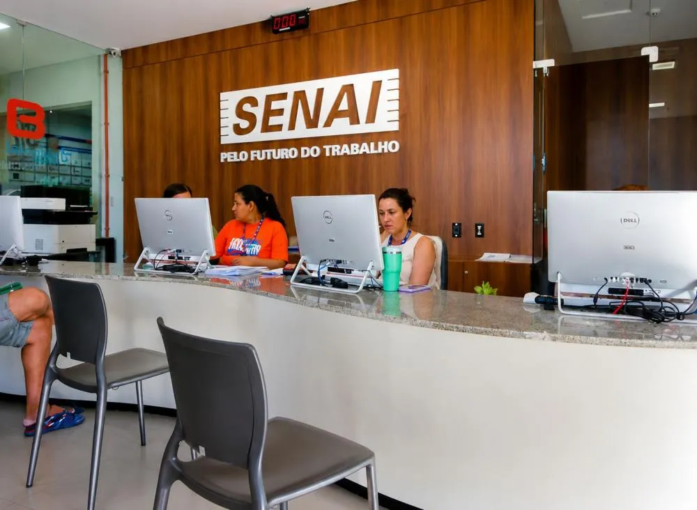 Processo seletivo Assistente Administrativo SESI SENAI com salário de R$ 3.240, veja como se inscrever / Foto: Gerada por IA