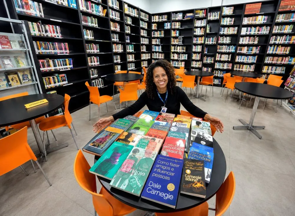 Vaga para Bibliotecário em Processo seletivo SESI SENAI com salário de R$ 5.226; veja como participar / Foto: Gerada por IA