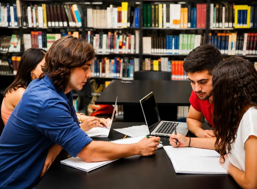 Processo seletivo SESI SENAI abre vaga para Bibliotecário com salário de R$ 6.443 e benefícios; veja como participar / Foto: Gerada por IA
