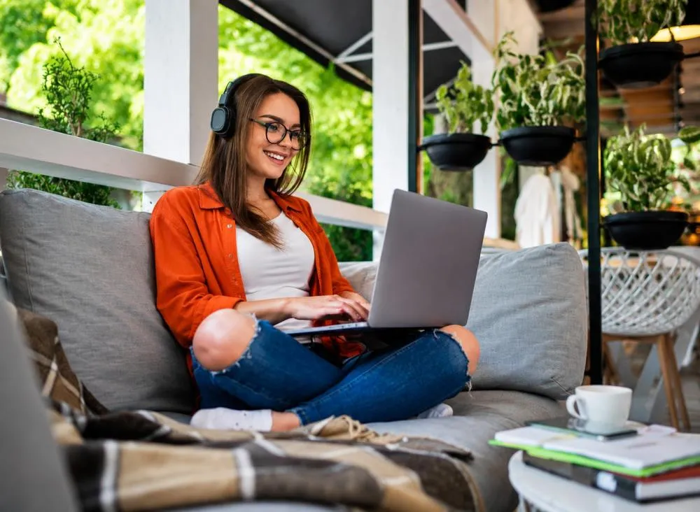 Trabalho remoto 4 horas por dia com remuneração de até R$ 3.300 para Assistente; veja requisitos e como participar