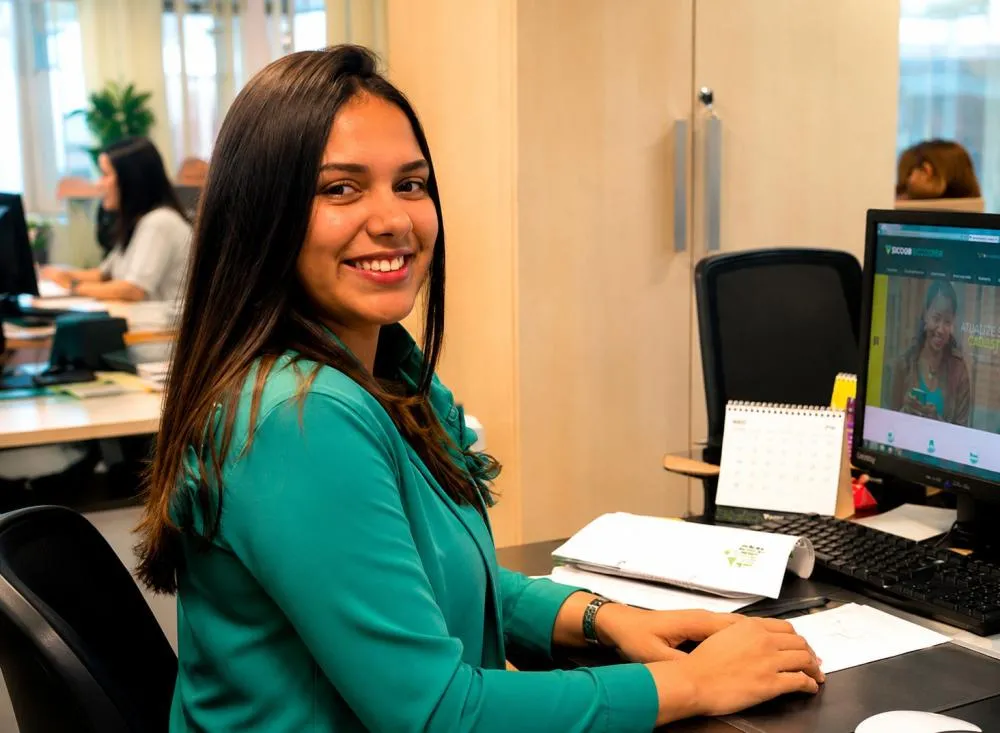 Processo seletivo SICOOB abre vaga em Trabalho Híbrido para Analista Financeiro Jr; veja requisitos, benefícios e como participar / Foto: Gerada por IA
