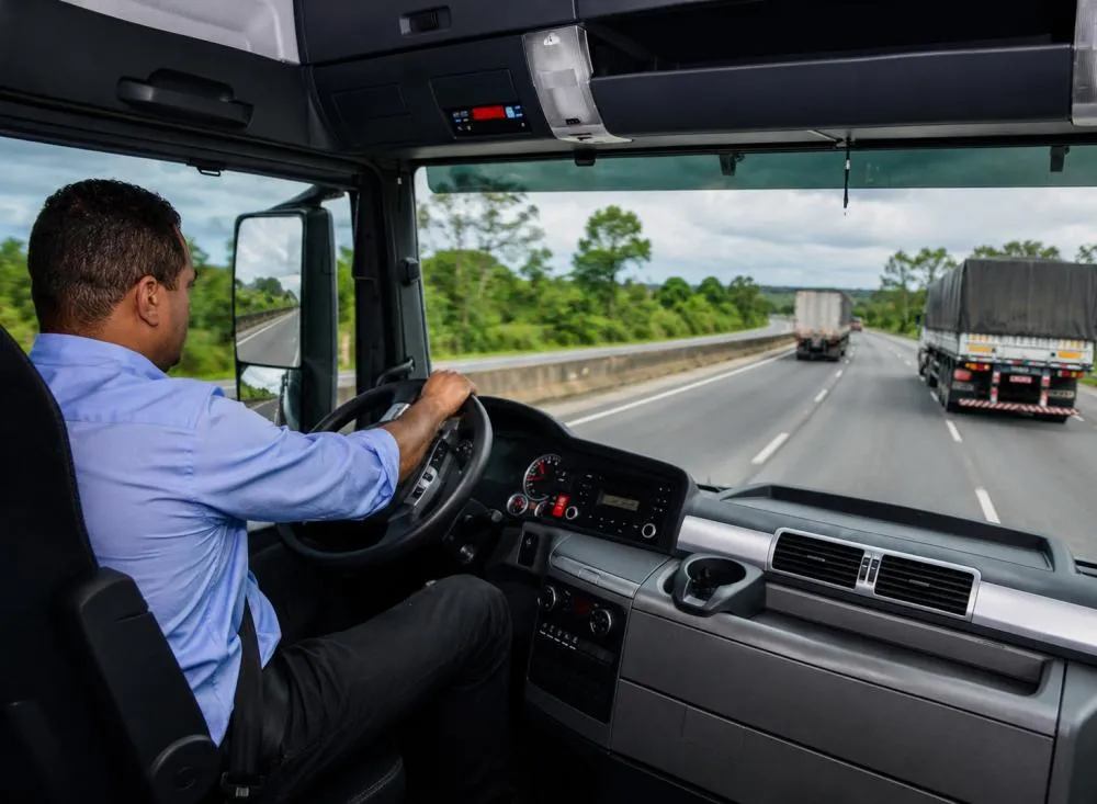 Processo Seletivo abre 30 vagas para Motorista Carreteiro com fundamental completo com salário de R$ 3.245,96 e benefícios / Foto: Gerada por IA