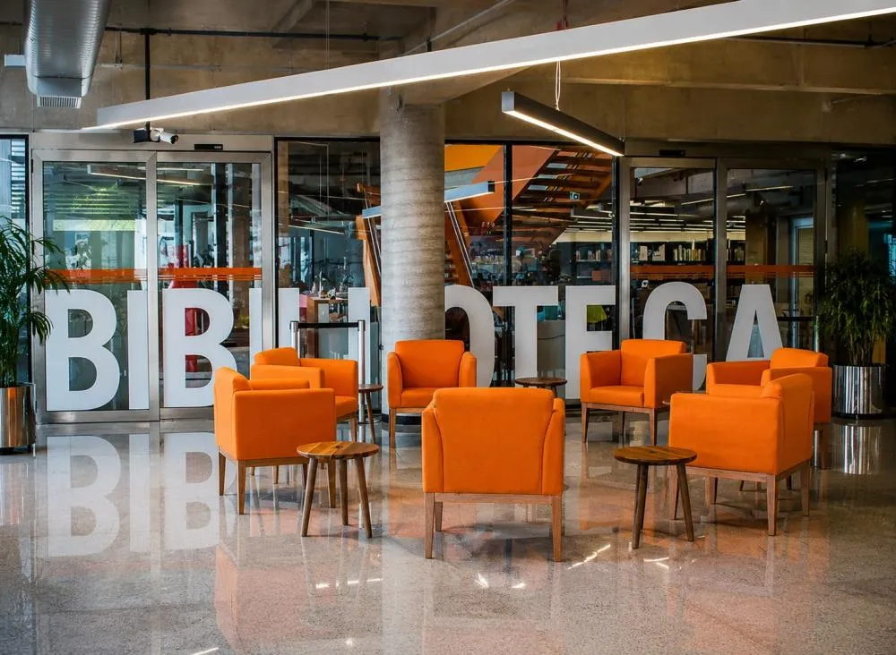 Processo Seletivo Senac abre vaga para Auxiliar de Biblioteca com salário de R$ 3.115 para candidatos com Ensino Médio Completo / Foto: Gerada por IA