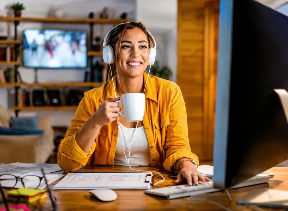 Trabalho Remoto 6 horas por dia com Atendimento: Empresa abre 26 vagas para ensino médio completo com remuneração de R$ 2.600