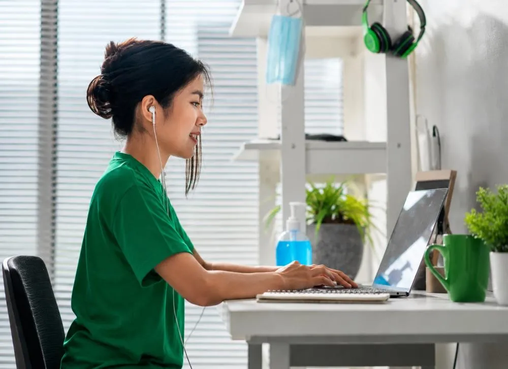 Vaga Home Office Unimed com remuneração de R$ 9.143 e vale de R$ 850 para ensino médio completo / Foto: Gerada por IA