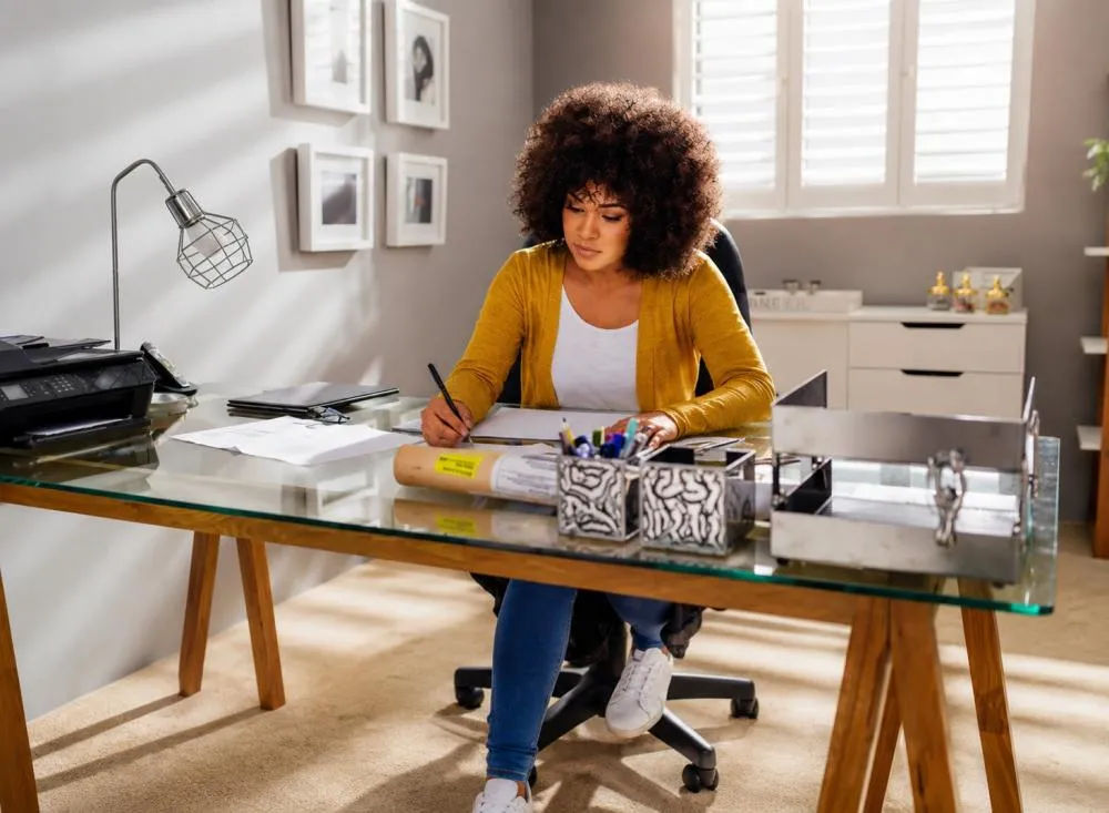Trabalhe de casa: vaga home office para Auxiliar de Estoque com remuneração de R$ 2.150 / Foto: Gerada por IA