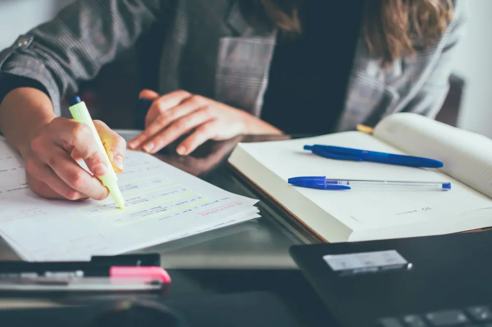 Registro tem 20 vagas em curso profissionalizante gratuito com foco no primeiro emprego / Foto: Gerada por IA
