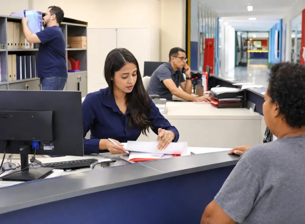 SESI SENAI abre vagas de Auxiliar Administrativo para Ensino Médio; salário de R$ 2.142