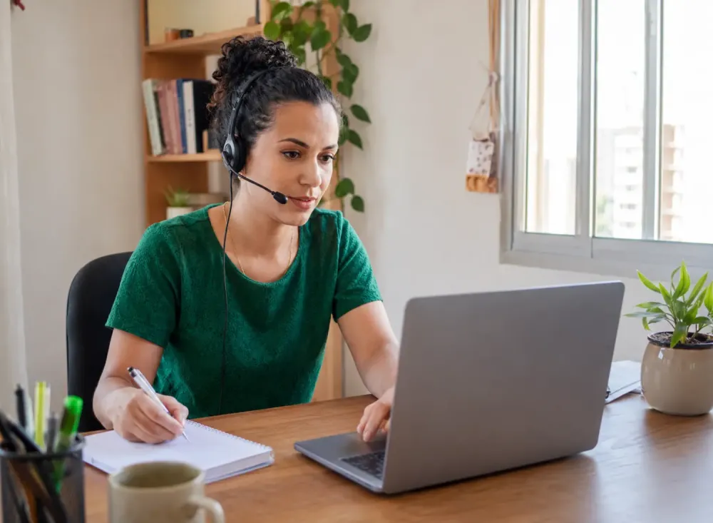 Profissional atua no atendimento ao cliente durante o trabalho home office. Imagem ilustrativa criada por inteligência artificial.