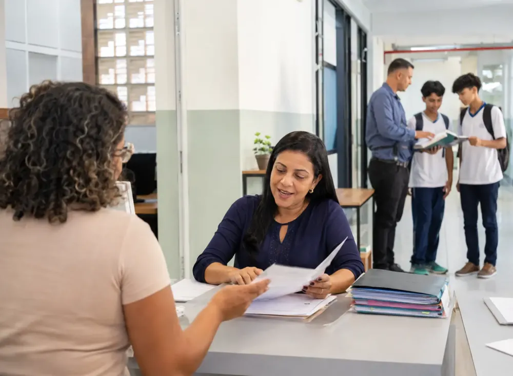 Profissionais acompanham alunos e realizam atividades administrativas em uma escola. Imagem ilustrativa criada por inteligência artificial.