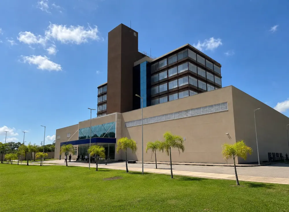 Fachada do Hospital Regional de Registro vista em nova perspectiva lateral. Imagem ilustrativa produzida a partir de referência visual da unidade.