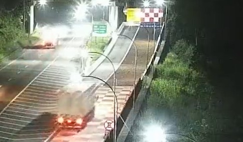 Carreta carregada com 25 toneladas de vidro entra na área de escape na BR-116