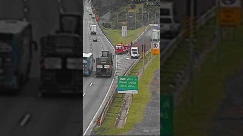  Caminhão com doações para o Rio Grande do Sul entra em alta velocidade na área de escape 